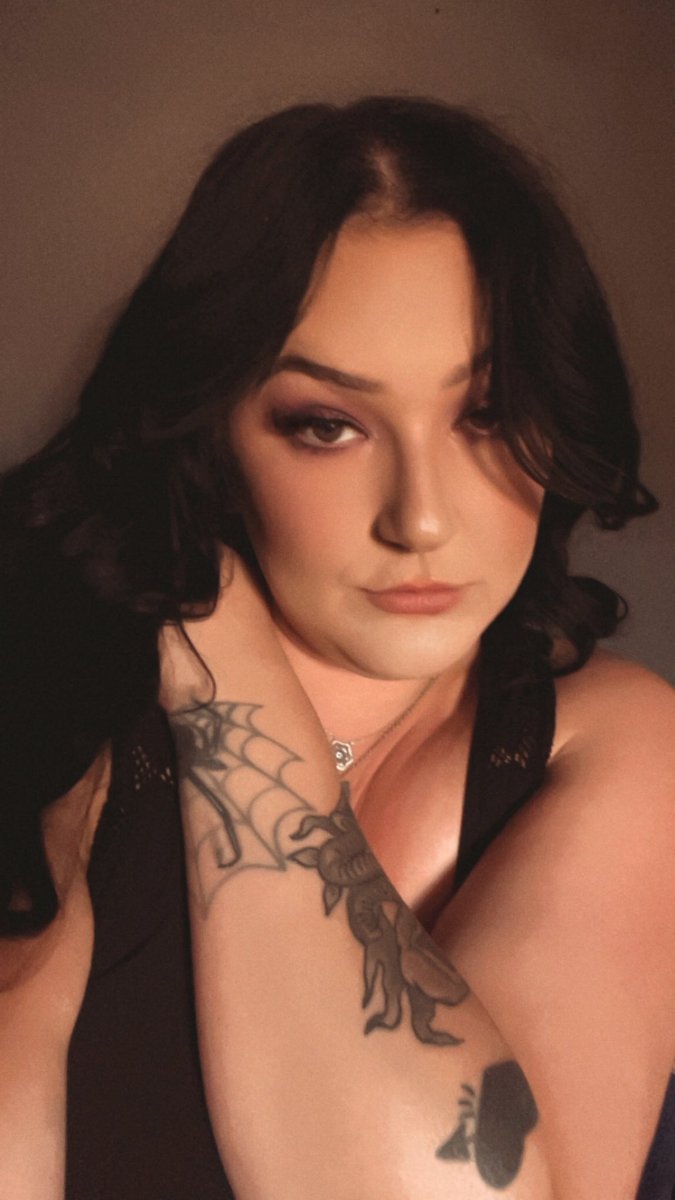 Ivybabiee710's tweet photo. So bored. Need a shopping spree  #findom #paypigs #donthinkjustsenf https://t.co/gmFMqN0tyX
