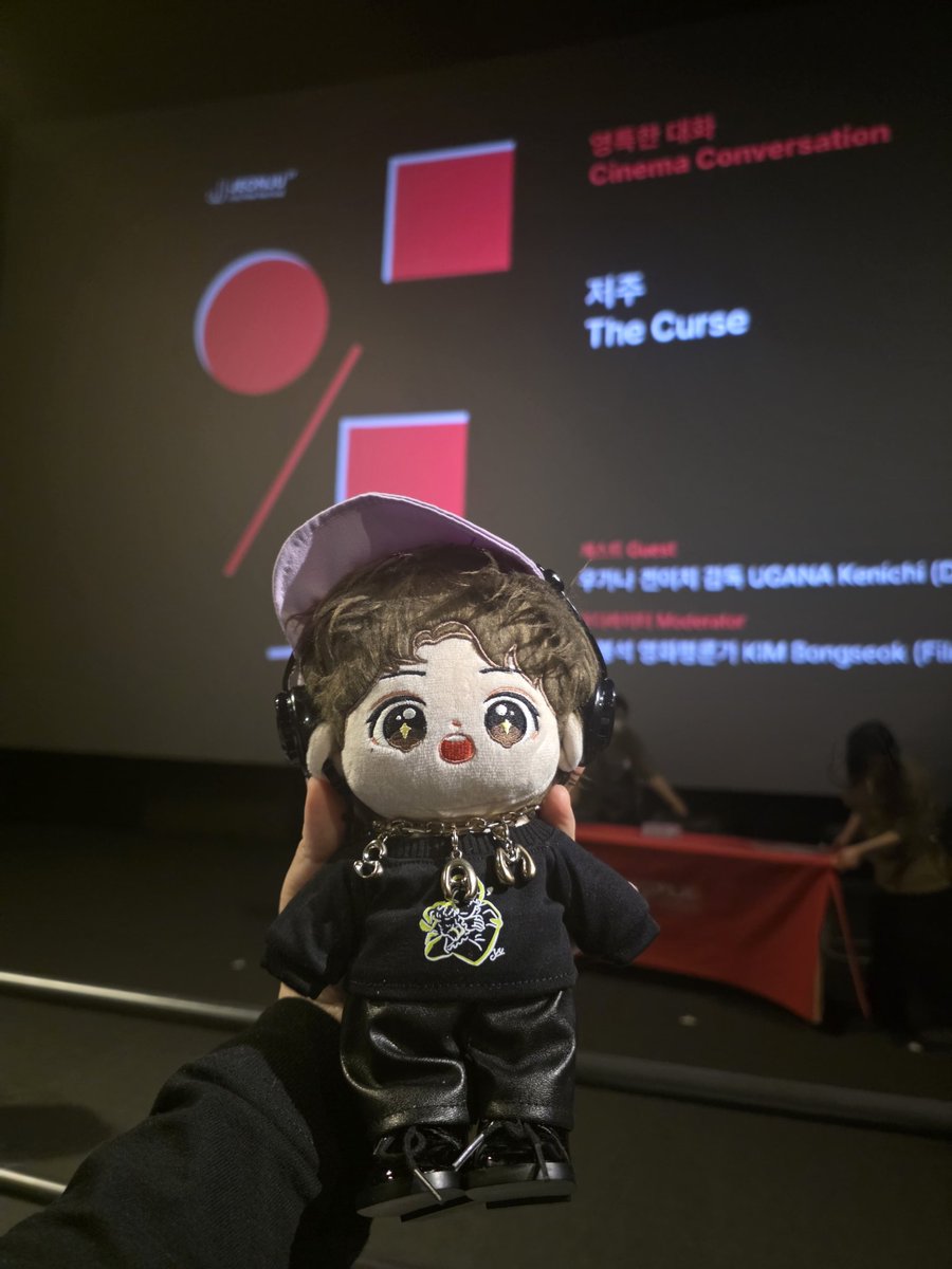 yayaswim's tweet image. #ザ・カース
監督 #宇賀那健一
第一次来韩国，必须来支持！
映后问答有点剧透我就不po了
但下楼合影忍不住再问了一个问题。
新宿时就导演一人没有丢掉“红包”，拍摄以诅咒贯穿全程的导演会不会怕，有没有出事？
导演：大丈夫です🤣
ps：还有指着uni的"YU君"😆
#THECURSE
#楊宇騰yu
#YU
#杨宇腾
#咒死你