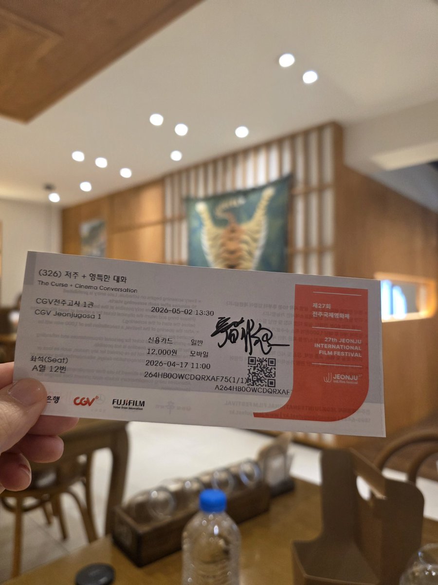 yayaswim's tweet image. #ザ・カース
監督 #宇賀那健一
第一次来韩国，必须来支持！
映后问答有点剧透我就不po了
但下楼合影忍不住再问了一个问题。
新宿时就导演一人没有丢掉“红包”，拍摄以诅咒贯穿全程的导演会不会怕，有没有出事？
导演：大丈夫です🤣
ps：还有指着uni的"YU君"😆
#THECURSE
#楊宇騰yu
#YU
#杨宇腾
#咒死你