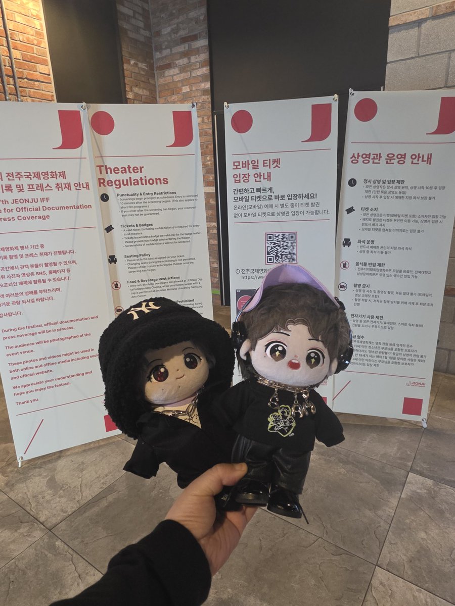 yayaswim's tweet image. #ザ・カース
監督 #宇賀那健一
第一次来韩国，必须来支持！
映后问答有点剧透我就不po了
但下楼合影忍不住再问了一个问题。
新宿时就导演一人没有丢掉“红包”，拍摄以诅咒贯穿全程的导演会不会怕，有没有出事？
导演：大丈夫です🤣
ps：还有指着uni的"YU君"😆
#THECURSE
#楊宇騰yu
#YU
#杨宇腾
#咒死你