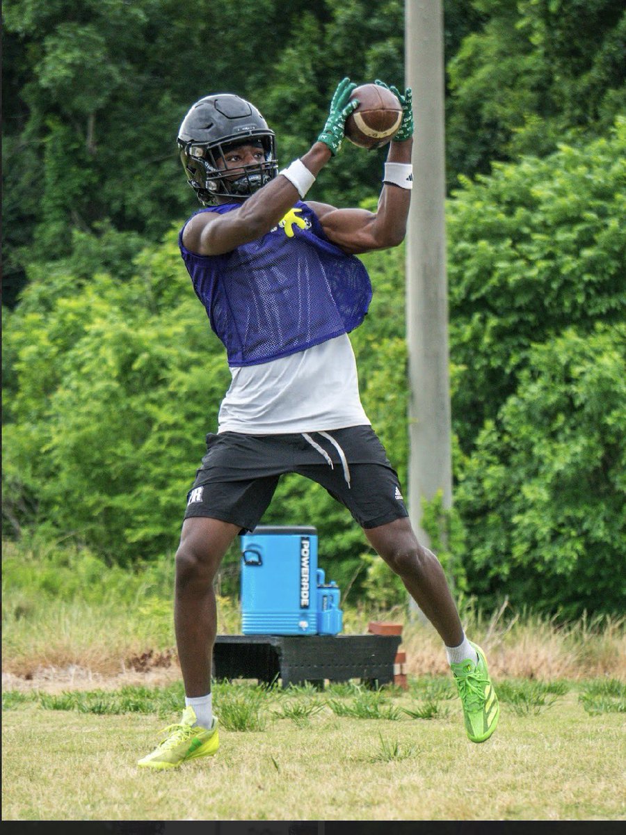 Noelbryantt's tweet photo. 1st spring day practice in 💪🏾💪🏾💪🏾 #2028 #wr @PorterRidgeFB @Cfuller29Coach @CoachUlassin @CoachMcDonald7 @Derrick3ohFive @Dabigman41 https://t.co/KX54tVef8f