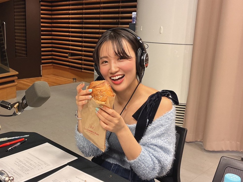 sukimore80_tfm's tweet photo. 今週のアーロン1Q！✨【パン・オ・ショコラ🫓編】

～～～

アーロン『ほかに海外で食べておいしかったものは？』

東『ヨルダン料理のマンサフです！✨』

～～～

radikoはこちら📻
https://t.co/O8xWuFJMix

@wakana__sato @azumaruka 
#TOKYOFM #すきもあ #佐藤和奏 #東留伽 #アーロンズー https://t.co/jFhwmxG1Kr