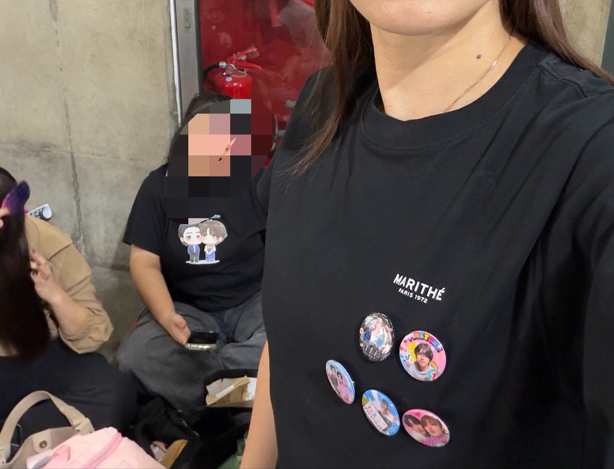 AllAboutTFO's tweet photo. Giveaway อยู่ตรงนี้นะ ใครที่จะมารับ รีบมานะคะ ตรงข้างๆ KFC ทางเข้าห้องน้ำ
#giveaway #เติ้ลเฟิร์สวัน #TleFirstone https://t.co/defb41wkYg