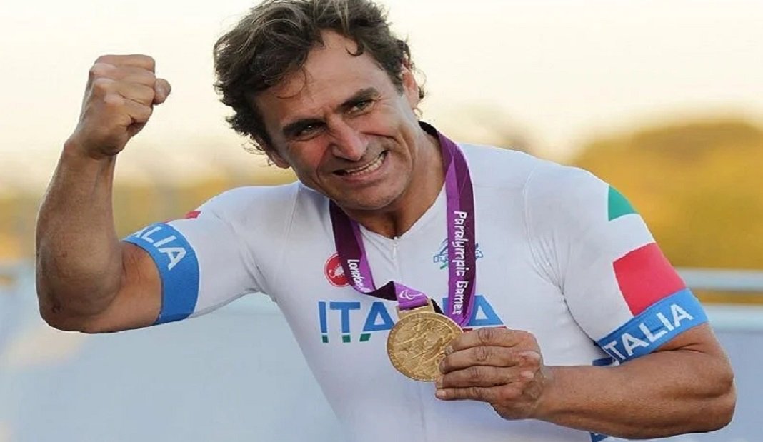 Traiano71's tweet photo. Positivo, sorridente, gentile, inarrestabile. Un esempio da raccontare a mio figlio. Fortunato chi gli è stato vicino ed amico. #AlexZanardi #Zanardi https://t.co/80KXjoGEPF