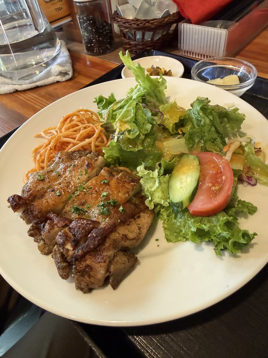 中河原駅 ブレンディールックさん☕️

初訪🏠

国産ポークスペシャル焼肉950円
ジャマイカスパイシー塩チキン980円

悪くはない💨
しかし、焼肉はエバラ焼肉のタレを使ってる？
味噌汁も自分の苦手な味の出汁💦

チキンもホリニシの調味料を使ったような味でどこがジャマイカなんじゃろ🤔