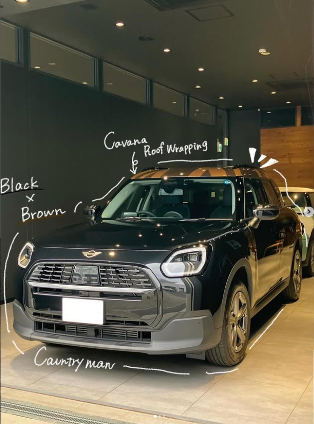 GlanzMini's tweet image. 【#MINIつくば】
「この色合わせ、反則級にお洒落…🥺🍫」 
漆黒ボディ×ブラウンのユニオンジャック。 
カントリーマン初のラッピングは、クールさと可愛さが共演する仕様✨ 
自分色に染まる瞬間は最高にワクワク。
世界に一台の相棒、爆誕！ 

#MINI #カントリーマン #愛車 #カスタム