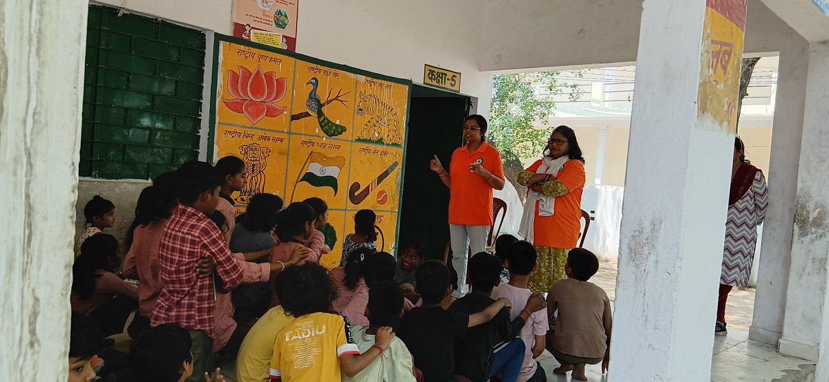 SamarpanCare's tweet photo. गंदगी से बीमारी, सफाई से जिंदगी
आज समरफर वेलफेयर ट्रस्ट द्वारा बच्चों को स्वच्छता और हाइजीन के प्रति जागरूक किया गयासाथ ही शिक्षा सामग्री, सेनिटाइज़र और साबुन वितरित किए गए।
 छोटा कदम, बड़ा बदलाव
 #HygieneAwareness #NGOWork #CleanIndia #healthAwareness #SwachhBharat https://t.co/JGv6dbkEyK