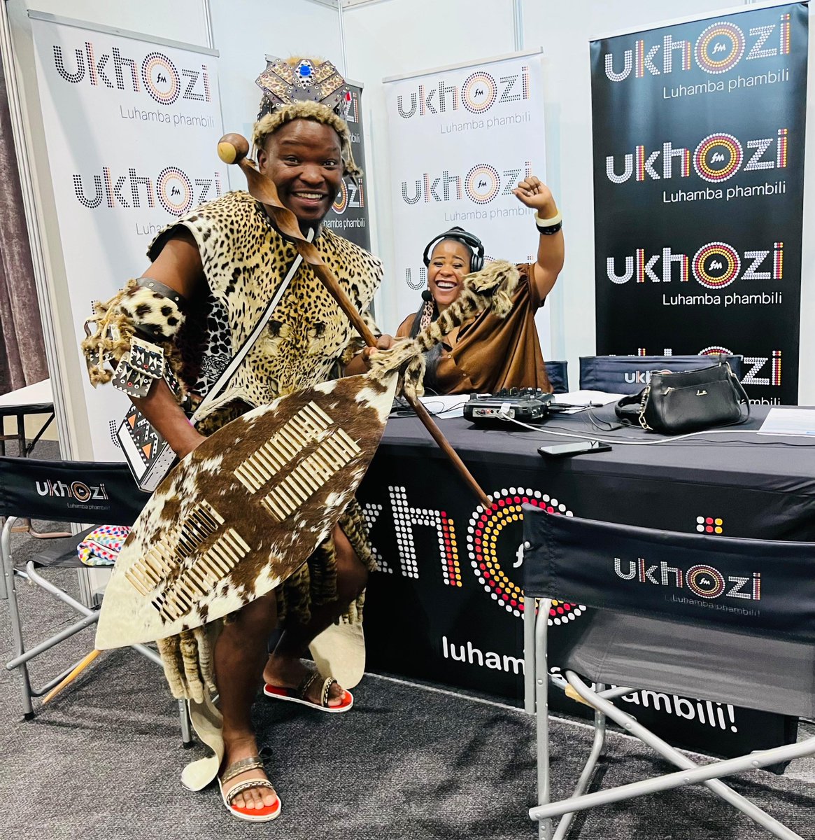 ukhozi_fm's tweet photo. Sikhuluma noNkazimulo Ngidi owenza amabheshu ongomunye ohambele umbukiso wamabhizinisi i-Durban Business Fair.
#SigiyaNgengoma #DBF28 #UkhoziFM https://t.co/6yv1IOLQGE