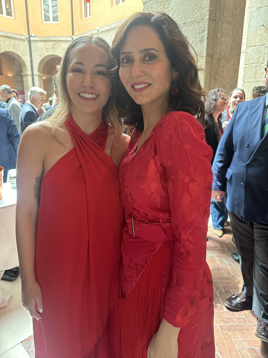 Rakelmarkos's tweet photo. Efemérides: Hoy hace dos años que Noelia Núñez, aún dueña de un brillante currículo falso, se puso el mismo vestido que Ayuso para celebrar el día de la Comunidad de Madrid y tuvieron que buscarle otro vestido a toda prisa para no coincidir con su jefa. https://t.co/iBpDpqEA2D