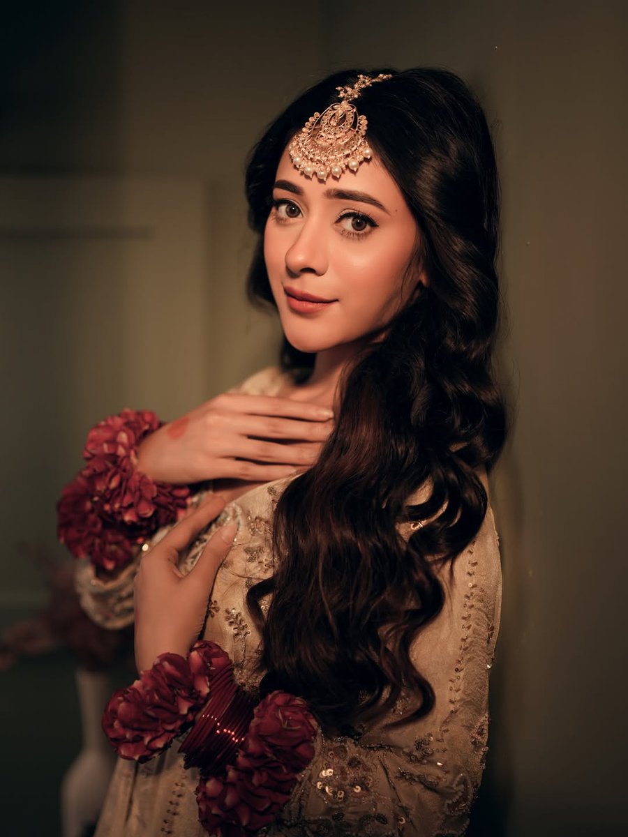 kaleshikanak's tweet photo. The details of this look are EXTRAORDINARY!✨🌹 I love whenever flowers are used in a photoshoot &amp; those flower hand bands are ABSOLUTELY GORGEOUS🌺 the jewelry &amp; alta on her hands is just the cherry on top🌻

#HibaNawab https://t.co/ZhkaChL9bj