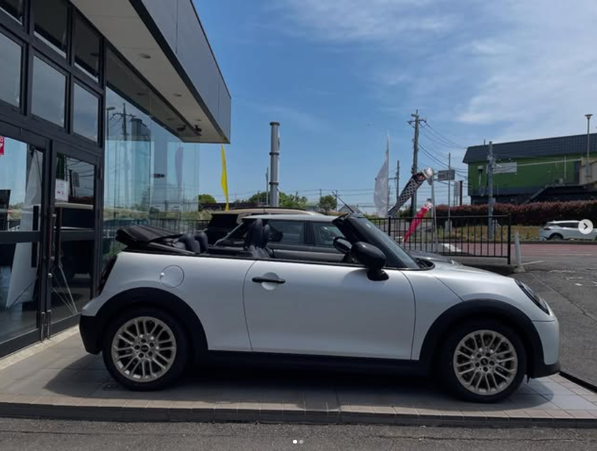 GlanzMini's tweet image. 【#MINI成田】
「この青空を、全身で着こなす贅沢。🥺🌤️」 
風を感じるコンバーチブルで、最高のGWにしませんか？
屋根を開けた瞬間に広がる圧倒的な開放感、一度知ると戻れません…。 
今なら試乗車、準備できてます！
お出かけついでにどうぞ🌿 

#MINI #コンバーチブル #ドライブ #GW