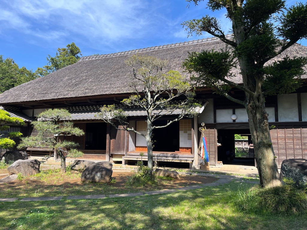 sode_haku's tweet photo. 【端午の節句のお飾り展示中】
旧進藤家住宅と本館そではくのもりに五月人形をはじめとしたお飾りを展示しています。
ゴールデンウィークのお出かけに是非いらしてください！

#端午の節句 #展示 #五月人形 #そではく https://t.co/QcIDM5avZr