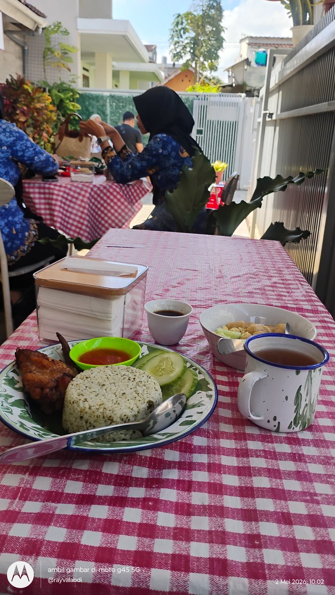 RayvalAbdi's tweet photo. Hari ini kembali ke Tasikmalaya, mampir ke tempat makan favorit @kemgelapan, Harum Nasiku!

Mengejutkan, ternyata tempatnya mudah ditemukan. Tempatnya cozy, memberi efek "feels like home", menunya enak dan terjangkau (pesan nasi daun jeruk dan pempek), rispek air minum gratisnya! https://t.co/rShHmjWNO4