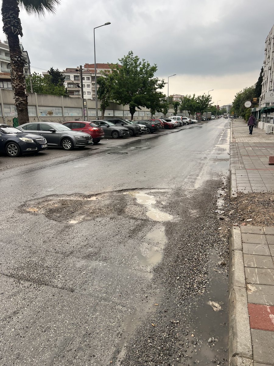zxcv35's tweet photo. 1671 Sokak No:261 Önü maalesef bu şekilde kaldı, arabalar ya çukura giriyor ya da ters şeride girmek zorunda kaliyor. @izmirbld @karsiyaka_bel @izmirhim https://t.co/w10PGED9Cb