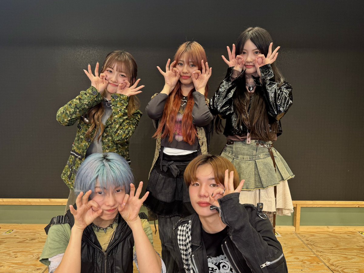 we_are_PG_'s tweet photo. 📌【今日の #PG】

「𝙎𝙆𝙔𝙍𝙊𝘾𝙆𝙀𝙏」リリースイベント
～PG AROUND～🚀💥
📍大阪府・アリオ八尾 光町スクエア

初日、ありがとうございました💎
初パフォーマンス、いかがでしたか〜？🧑🏻‍🚀

❤️「大阪のみんな、来てくれておおきに〜！」
🟣「愛してんで！ちゅ😘」

そんな気持ちを込めて📸✨

ぜひハッシュタグをつけて、
今日のリリイベの様子を投稿してくださいね❣️

#SKYROCKET #PGスカロケ
#PG #全国ツアーを目指す