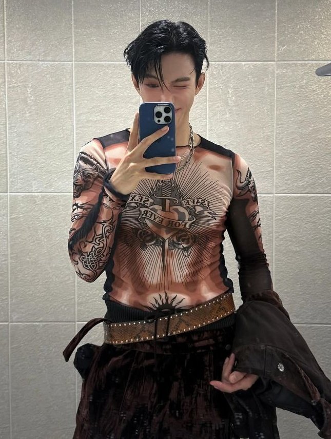 I keep seeing lunés use this pic and it goes viral every time but do y'all know that's actually dokyeom not maki ?!