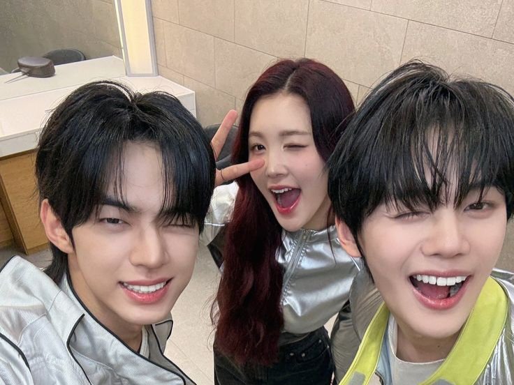 kimdohoononly's tweet photo. bener² ga nyangka hari ini terakhir eina ngemc... , semoga pertemanan kalian awet terus yaaaa, selalu ada interaksi walaupun udah ga kerja bareng lagi ☹️ i’m gonna miss konghaeddo trio on every saturday. 🩷

terimakasih mc a-na 🌻 
#앞으로의_유나도_기대하쇼쇼쇼 
#ThankYouMCA_NA https://t.co/uLfgdeuHGb