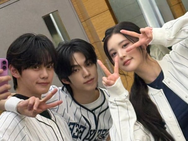 kimdohoononly's tweet photo. bener² ga nyangka hari ini terakhir eina ngemc... , semoga pertemanan kalian awet terus yaaaa, selalu ada interaksi walaupun udah ga kerja bareng lagi ☹️ i’m gonna miss konghaeddo trio on every saturday. 🩷

terimakasih mc a-na 🌻 
#앞으로의_유나도_기대하쇼쇼쇼 
#ThankYouMCA_NA https://t.co/uLfgdeuHGb