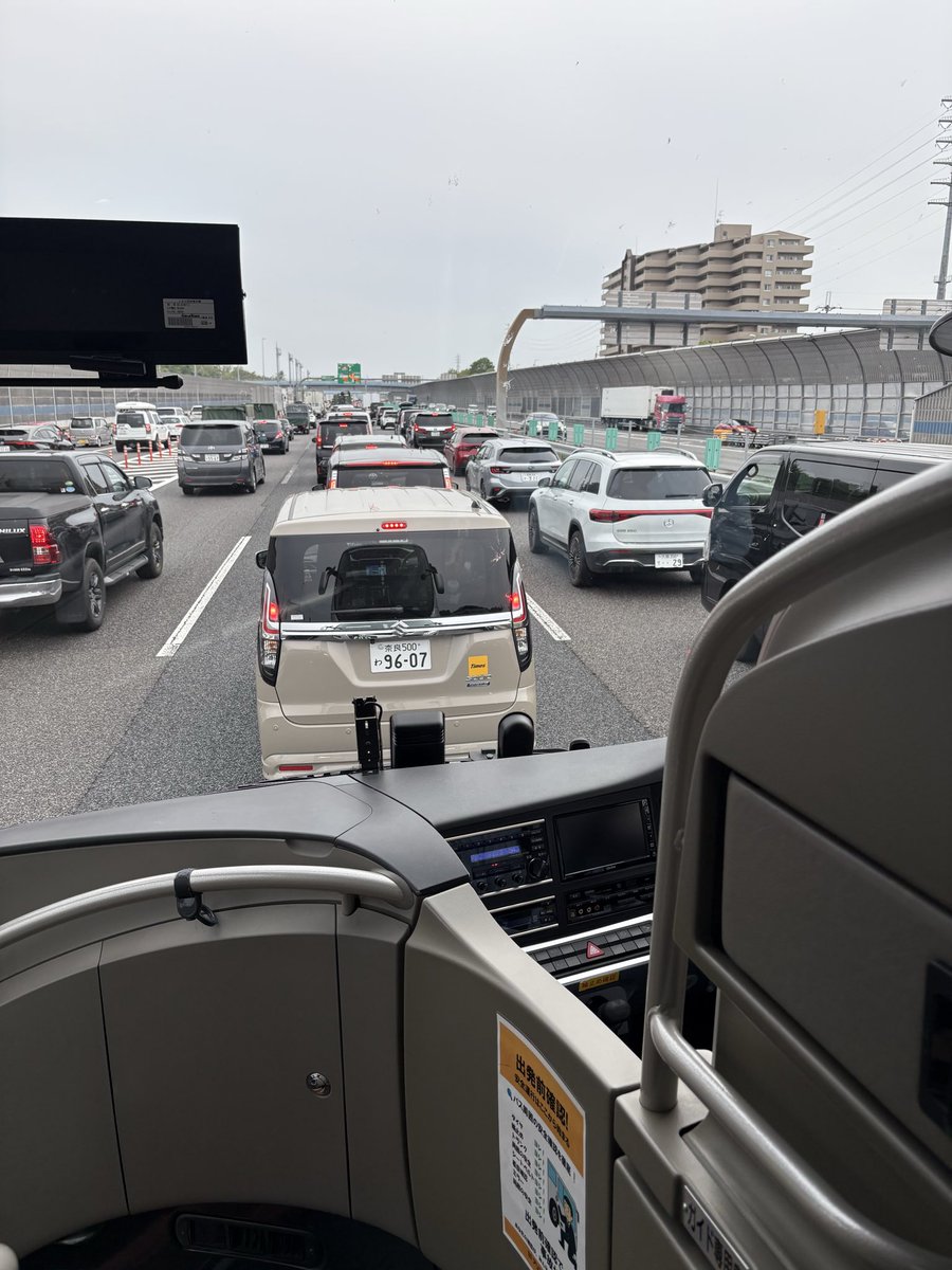 corapiston's tweet photo. 2026/05/02 1700動かない。京都まで1時間　#草津JCT #名神高速道路　#kinki_highway https://t.co/h7kB674PfU