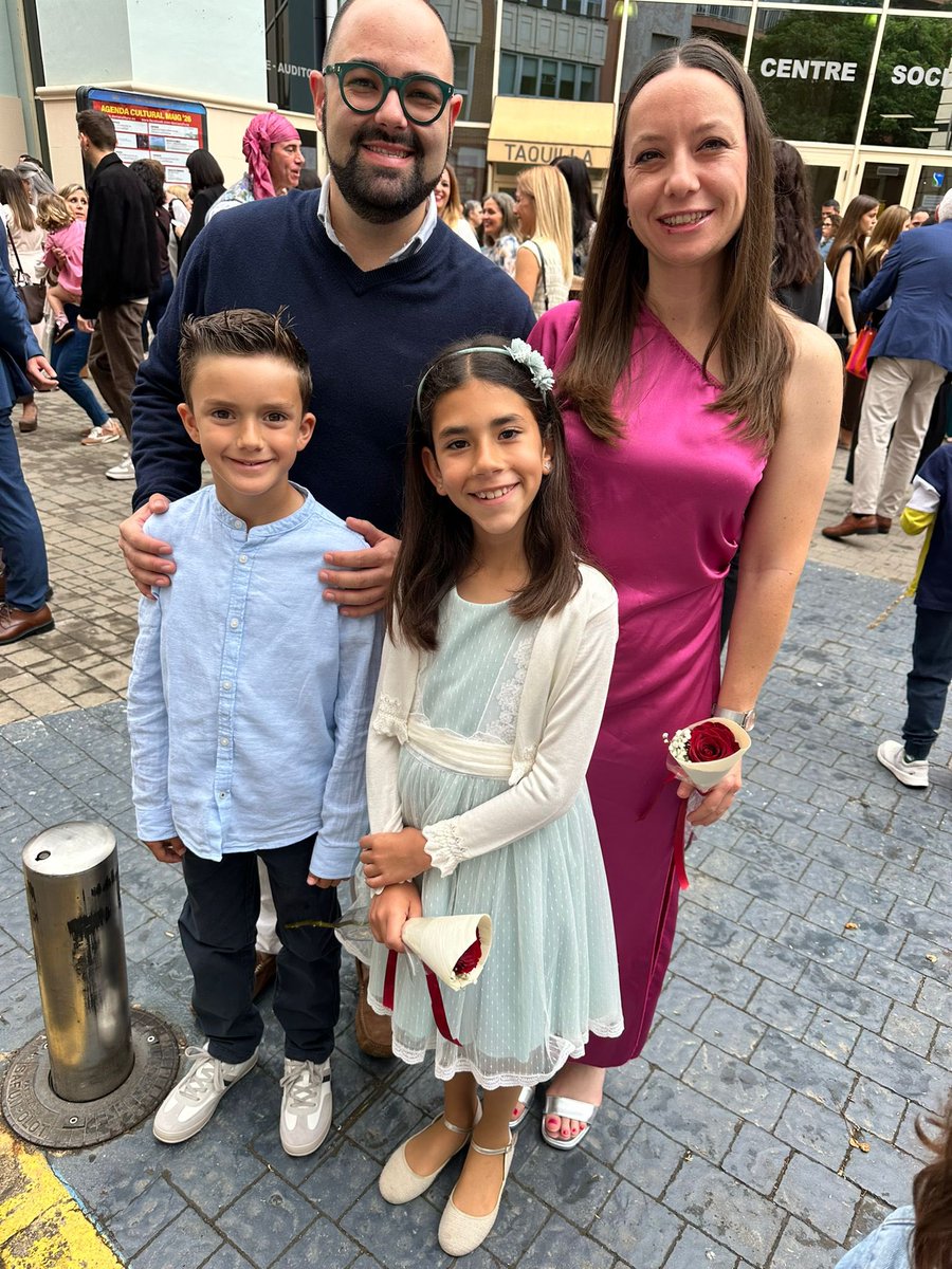 FallaOeste's tweet photo. Ahir els nostres càrrecs van tindre el Comiat de les Falleres Majors de Dénia 💐, un acte important i emotiu que vam compartir amb els càrrecs de 2026, Pepe, Laura, Hugo i Nora. 💛 https://t.co/6A2uJMOFDT