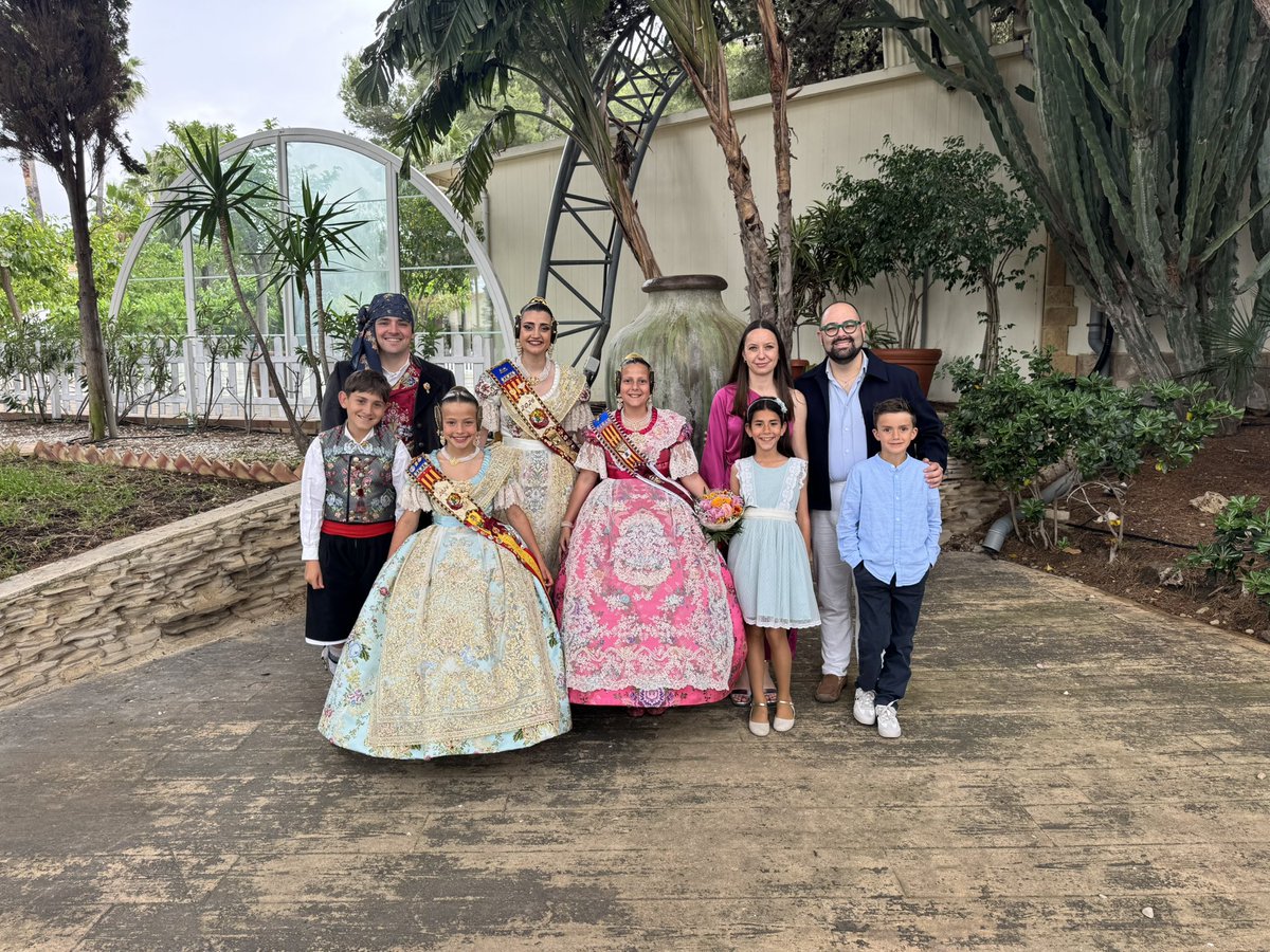 FallaOeste's tweet photo. Ahir els nostres càrrecs van tindre el Comiat de les Falleres Majors de Dénia 💐, un acte important i emotiu que vam compartir amb els càrrecs de 2026, Pepe, Laura, Hugo i Nora. 💛 https://t.co/6A2uJMOFDT