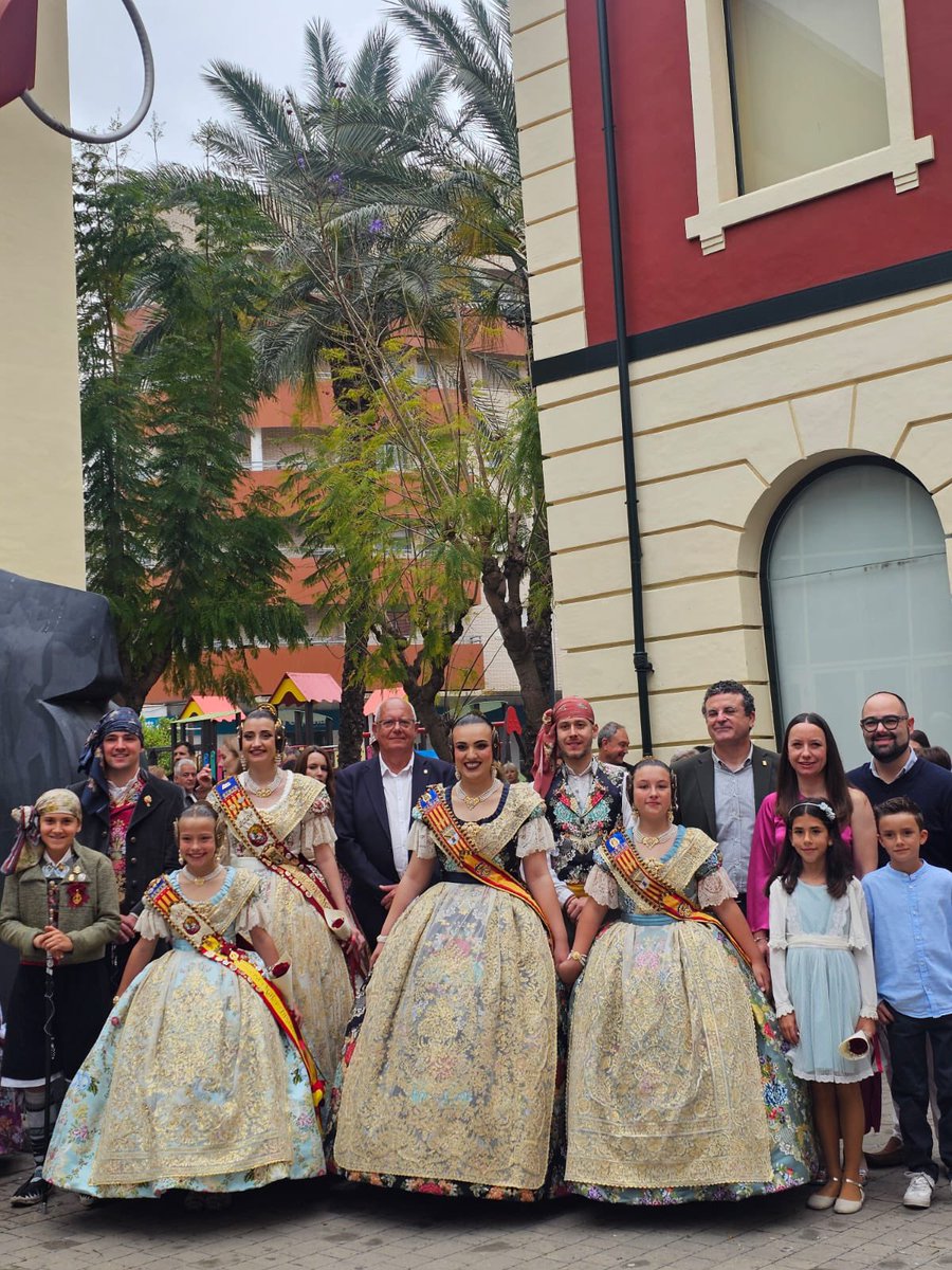 FallaOeste's tweet photo. Ahir els nostres càrrecs van tindre el Comiat de les Falleres Majors de Dénia 💐, un acte important i emotiu que vam compartir amb els càrrecs de 2026, Pepe, Laura, Hugo i Nora. 💛 https://t.co/6A2uJMOFDT