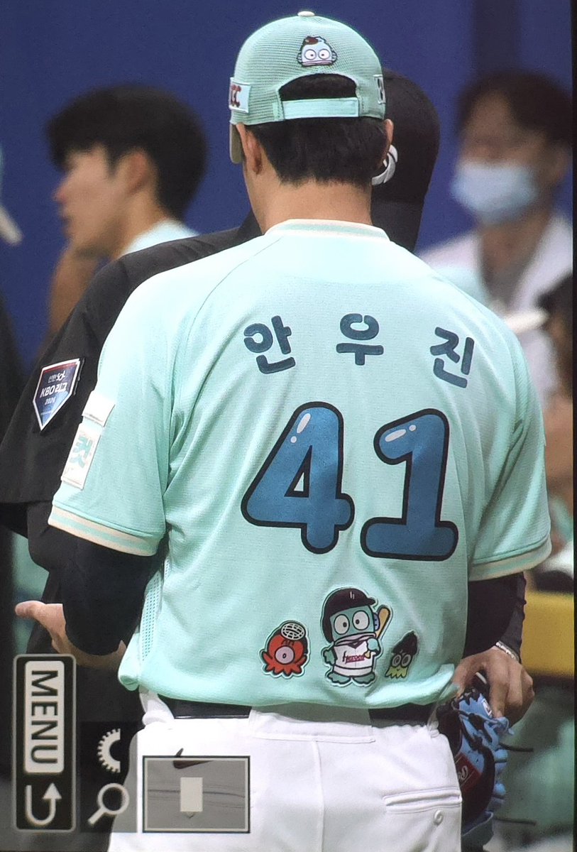 eichee_h's tweet photo. 진짜 유니폼 너무귀엽다... https://t.co/NMR8YkNbNA