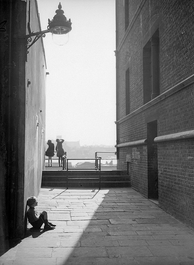 Frances83659171's tweet image. Perché nel rumore del dire, l'essere si tace.

#BricioleDiPensieri
Taccuino

#photo William Klein
Thames London 1938.