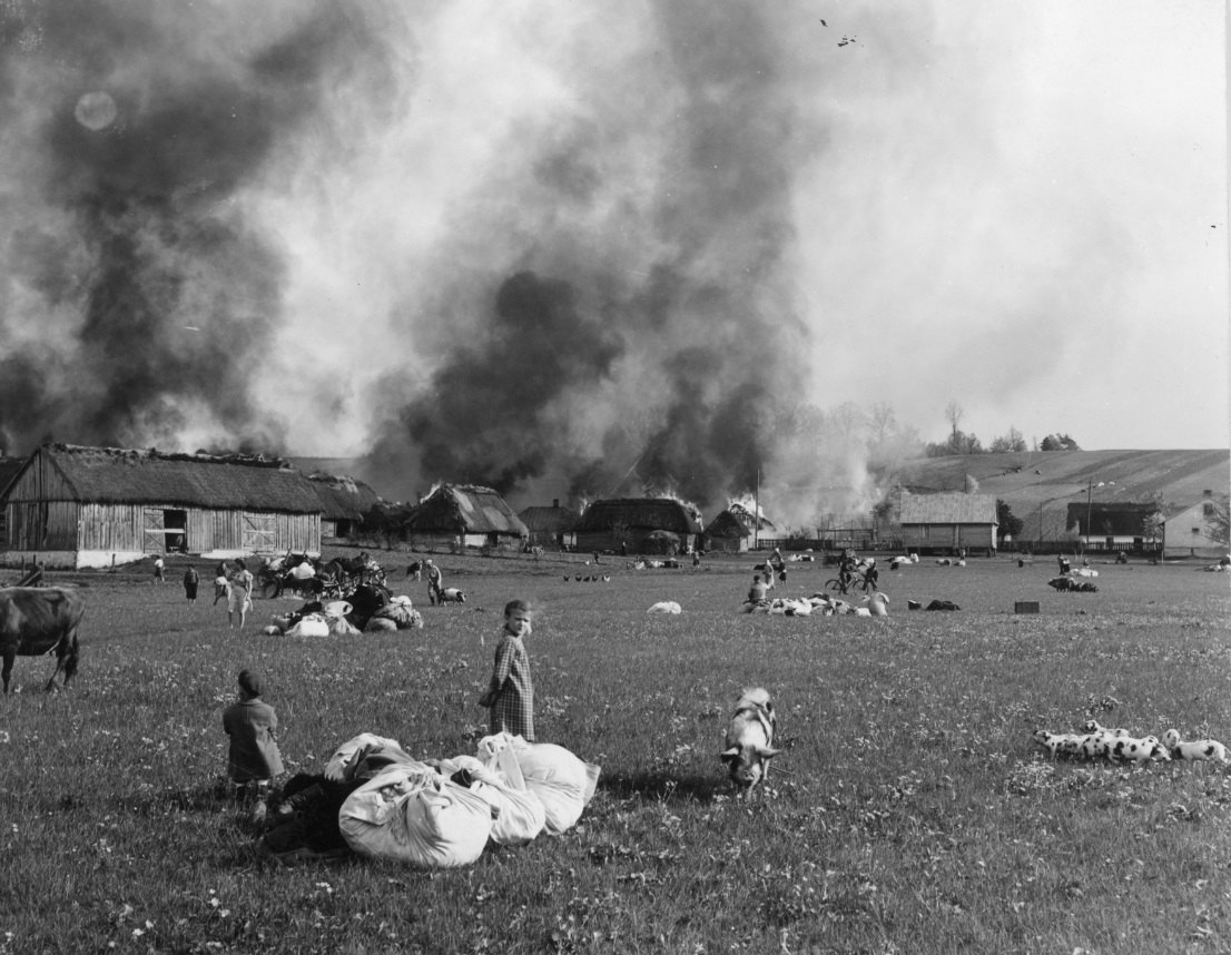 ipngovpl's tweet photo. 🟥 Rok po zakończeniu wojny, 2 maja 1946 r. do Wąwolnicy przyjechali funkcjonariusze UB z Puław, którzy otrzymali donos, że we wsi ukrywa się oddział Mariana Bernaciaka „Orlika”.

🔥 Widząc zbliżających się ubeków, miejscowa ludność rzuciła się ucieczki. W tym czasie ekspedycja podpaliła jedno z gospodarstw. Wracającym do wsi uniemożliwiono gaszenie pożaru. Po dwóch godzinach przybyli kolejni „resortowcy”, którzy rozpoczęli systematyczne podpalanie zabudowań. Straż pożarna, powstrzymana przez „utrwalaczy władzy ludowej”, nie mogła rozpocząć akcji gaśniczej.

🖋📃 – Około 4:30 zobaczyliśmy przed sobą wielką kolumnę dymu, jakby z płonącego szybu naftowego. Kiedy się zbliżyliśmy, przekonaliśmy się, że to płonie wieś. Chciałbym móc opisać Ci ten [widok], ale wiem, że nigdy nie zdołam. Nic nigdy nie sprawiło mi takiego wewnętrznego bólu, jak to – zapamiętał amerykański fotograf John Vachon, świadek pacyfikacji, przebywający wówczas w Polsce z misją UNRRA.

🟥 Mija 8⃣0⃣. rocznica komunistycznego bestialstwa. W wyniku pacyfikacji spłonęło około 100 domów, a śmierć poniosły 3 osoby. W raporcie specjalnej komisji powołanej przez komunistów do zbadania sprawy spalenia Wąwolnicy stwierdzono, że za podpaleniem stoi jedna z „leśnych band”.

📷 Autorem zdjęcia jest amerykański fotografik John Vachon, przebywający wówczas w Polsce z misją UNRRA.