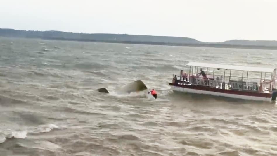 azizkavish's tweet image. Ramzan... We Salute You

In the Bargi Dam tragedy in Jabalpur, "Ramzan" saved the lives of four people.

Construction work was underway just a short distance from the spot at the Bargi Dam where the cruise accident occurred. Laborers engaged in the bridge construction project