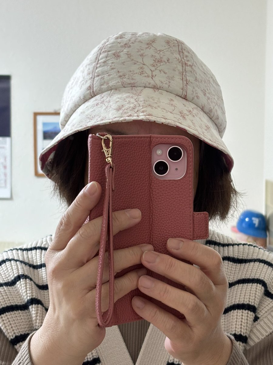tabasamama's tweet photo. 左の茶色は初めて縫った物
右の白地は夏用に2回目に縫ったデザイン違いの物

大きな頭に毛量も多い私は市販の帽子で被れるの物を探すのが大変💦
で、縫っちゃいましたとさ🤣
今年はなんとかなりそ〜🎶

 #帽子  #手縫い帽子  #大きな頭  #毛量 https://t.co/defMNQuWvQ