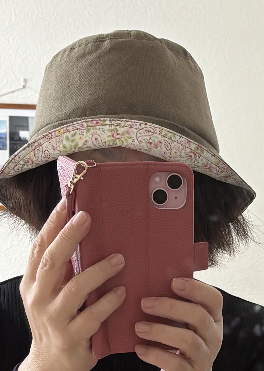 tabasamama's tweet photo. 左の茶色は初めて縫った物
右の白地は夏用に2回目に縫ったデザイン違いの物

大きな頭に毛量も多い私は市販の帽子で被れるの物を探すのが大変💦
で、縫っちゃいましたとさ🤣
今年はなんとかなりそ〜🎶

 #帽子  #手縫い帽子  #大きな頭  #毛量 https://t.co/defMNQuWvQ