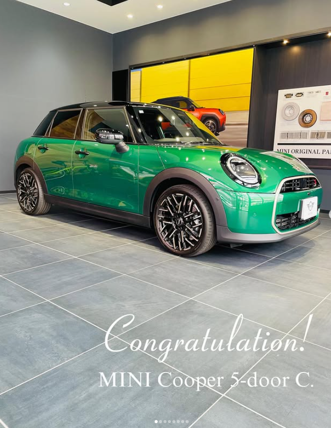 GlanzMini's tweet image. 【#MINI千葉】
「このグリーン、反則級に格好いい…」 
伝統のブリティッシュ・レーシング・グリーンを、ブラックで引き締めた大人な1台。 
CX-30からお乗り換えのH様、このセンスには脱帽です✨ 新しい相棒と、最高の毎日を！ 

#MINI #納車 #ミニクーパー #愛車 #MINI千葉