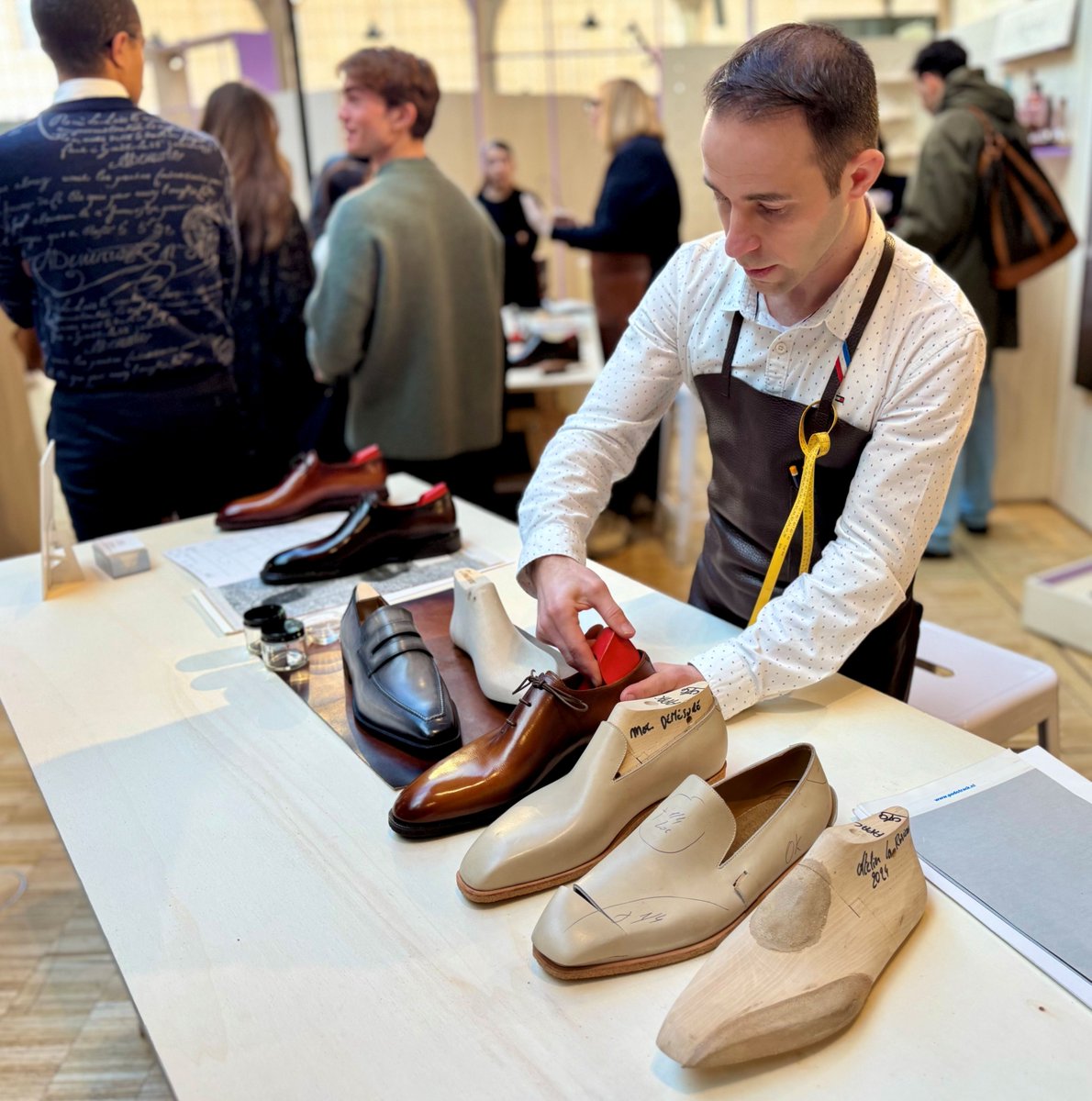 【GWに読みたい連載】
LVMHの職人に出会う「You&amp;ME」（全2回）
senken.co.jp/posts/lvmh-260…

「もし、職人がいなくなったら」。これはフランスのラグジュアリー産業が直面している大きな課題だ。職人の高齢化が進み、30年までにその25％が引退すると予測されている。