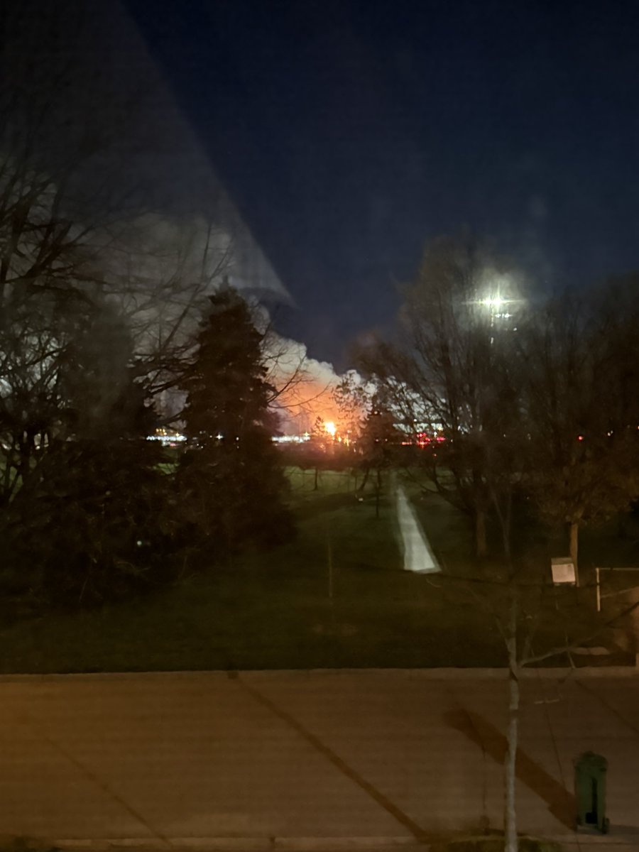asjen's tweet photo. Holy big fire and with many explosions on Hwy 401 just west of Brimley. @hwy401 @Toronto_Fire https://t.co/NI7gQx6xo9