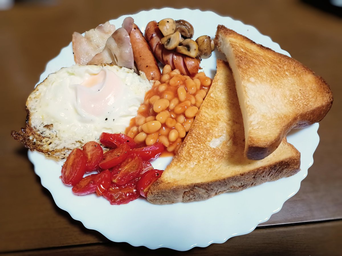 6cat6bass6's tweet photo. 🇯🇵A Full English made by a Japanese fan with 100% internet knowledge.

I’m a bit worried if I’ve managed to follow the traditions of the British Empire🇬🇧
I just hope Scotland Yard doesn't come to arrest me for the missing Black Pudding😂
​
#FullEnglish 
#EnglishBreakfast 
#FryUp https://t.co/kfANBv4pn2