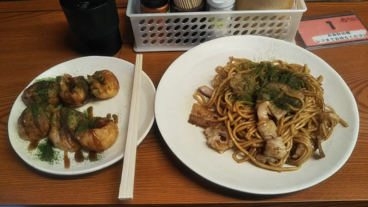 シルクリお疲れ様でした！
天王寺で牛すじ焼きそば＆たこ焼きやで！！