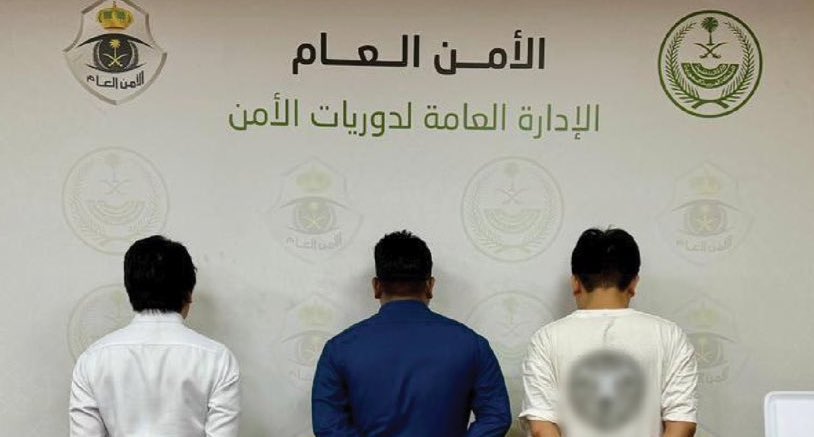 SaudiNewsFR's tweet image. 🚨 🇸🇦 | La Police de #Makkah annonce l'arrestation de 3 nouveaux résidents indonésiens pour fraude et tromperie.

Ils prétendaient détenir des formules à prix réduits pour effectuer le #Hajj 1447-2026 en diffusant de fausses publicités trompeuses sur les réseaux sociaux.