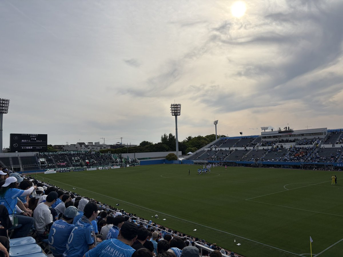 asksask's tweet photo. 久々の観戦。横浜FC vs SC相模原
前半0-3負けからの、後半アディショナルタイムで3-3に追いついた瞬間の熱狂やばかった。脳汁でまくり。残念ながらPKで負けたが https://t.co/sYkIRwYEaA