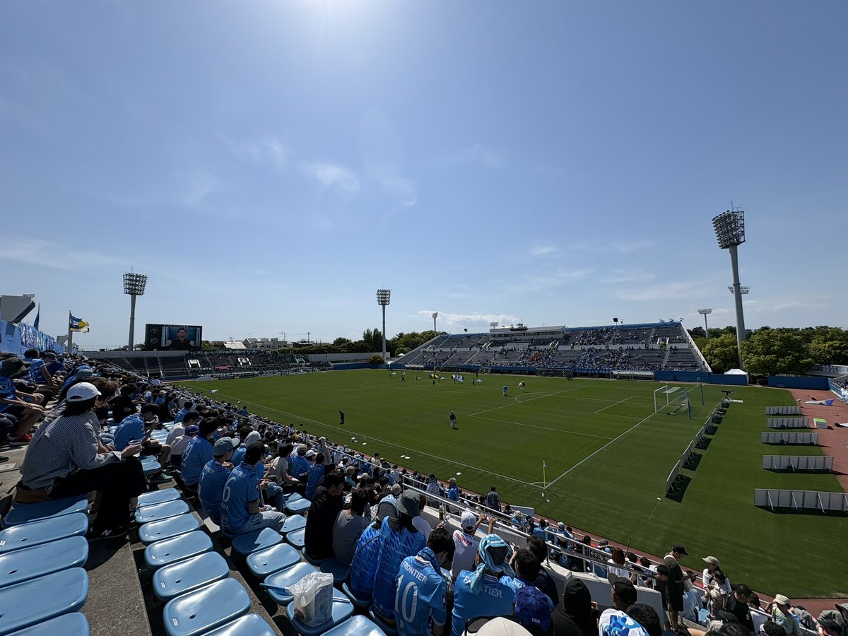 asksask's tweet photo. 久々の観戦。横浜FC vs SC相模原
前半0-3負けからの、後半アディショナルタイムで3-3に追いついた瞬間の熱狂やばかった。脳汁でまくり。残念ながらPKで負けたが https://t.co/sYkIRwYEaA