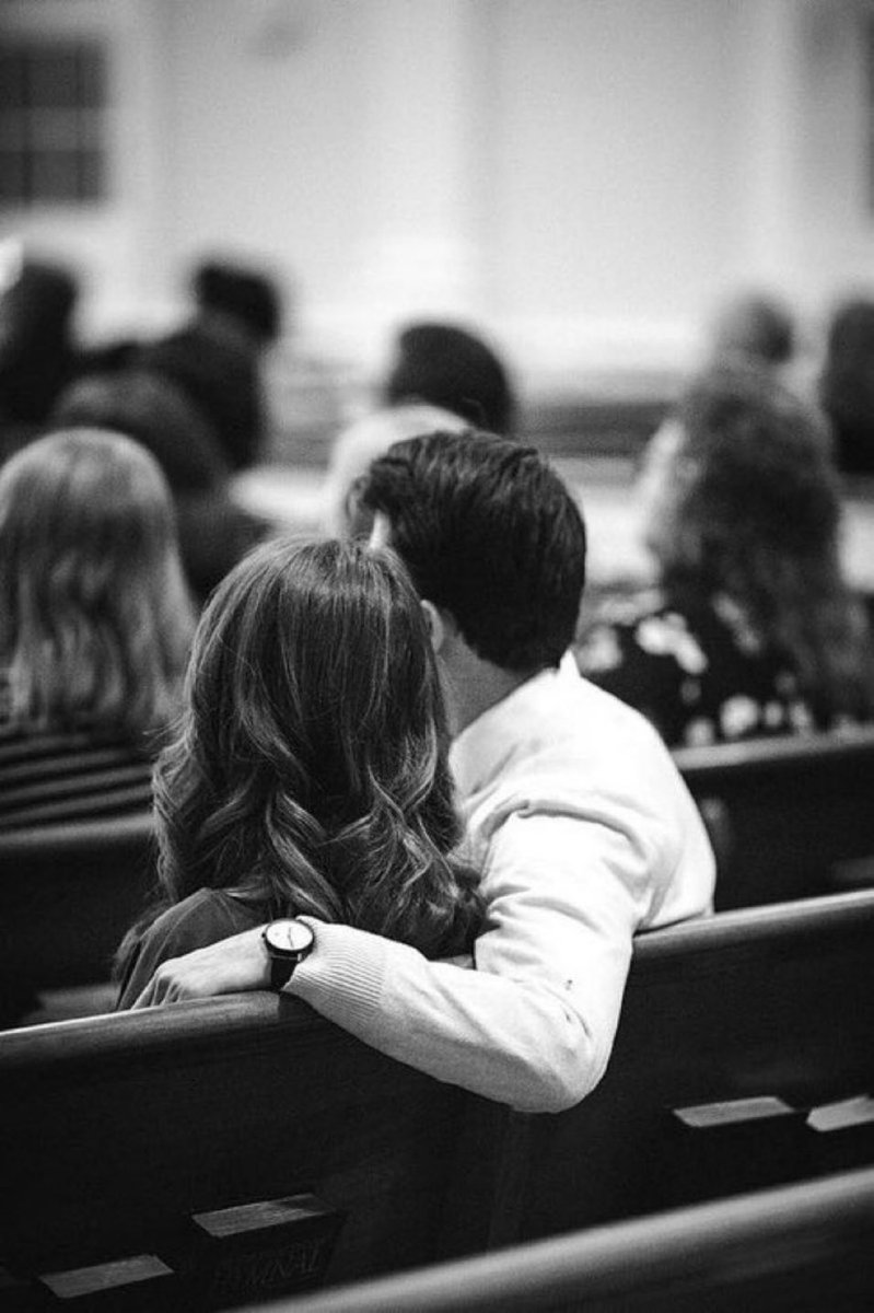 Oración a San Antonio de Padua para solteros

“Glorioso San Antonio de Padua, tú que eres el protector de los enamorados y el auxiliador de quienes buscan el amor verdadero, te pido humildemente que intercedas por mí ante el Señor. 

Tú, que conoces los anhelos de mi corazón,