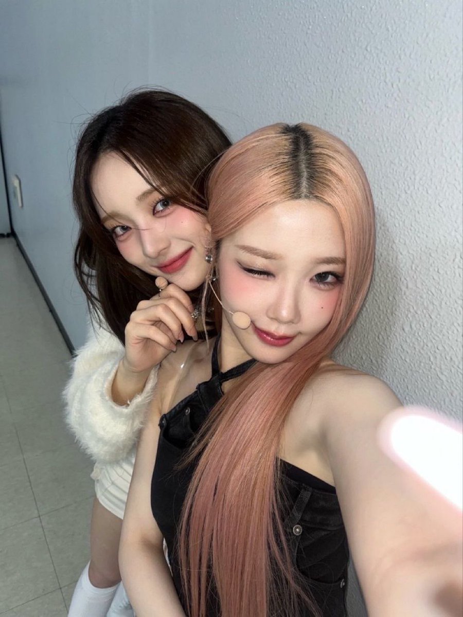 clikeyproject's tweet image. ohh CHAEWON supporting her friend E.JI’s song💖💖💖😍

#ICHILLIN #아이칠린 #CLASSy #클라씨