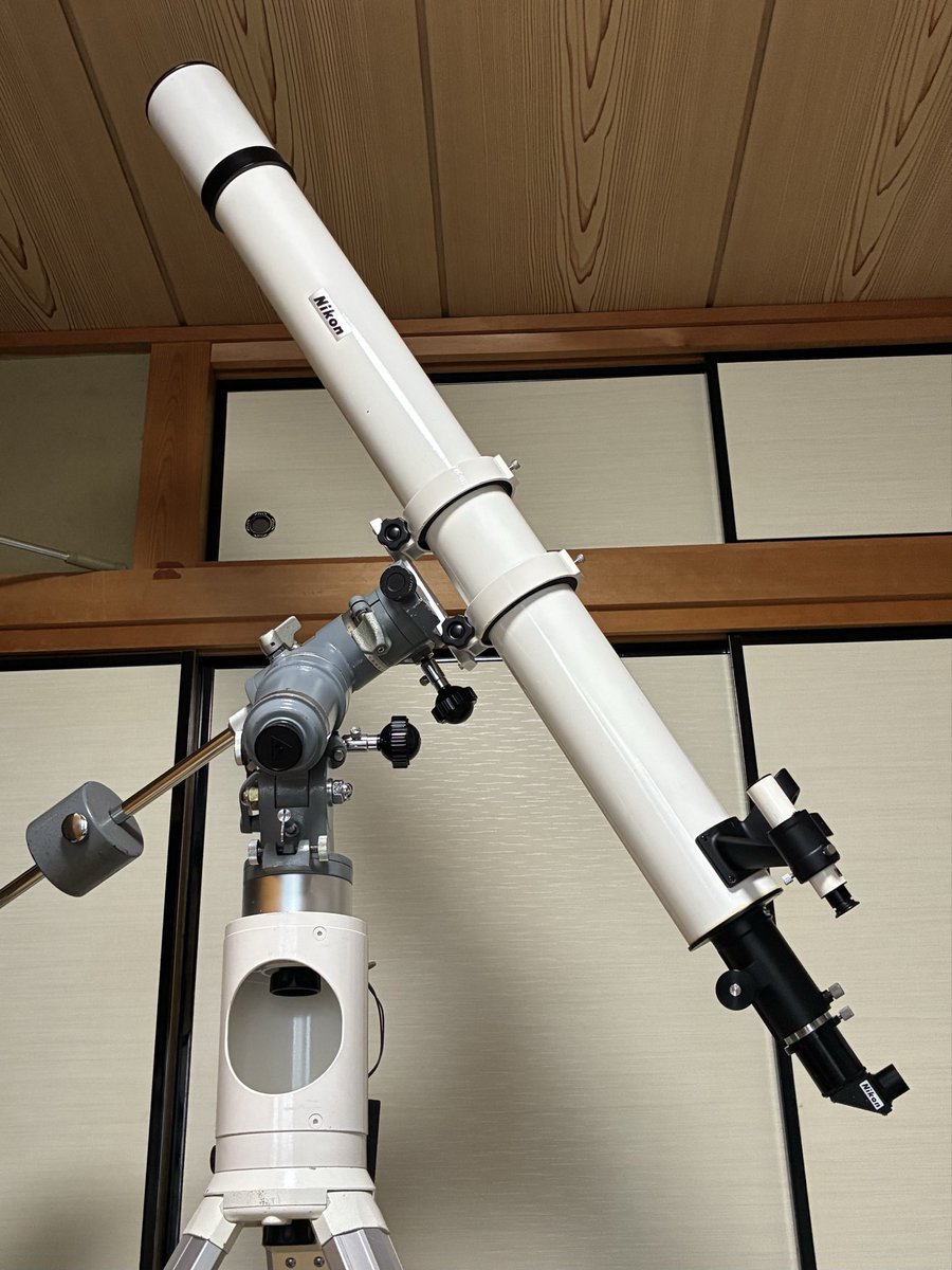 czj1992's tweet photo. 先日某フリマで入手したニコン8cm屈折望遠鏡の整備が終わりタカハシ90S赤道儀に搭載してみました。F15の鏡筒は長大で風格があります。鏡筒バンドはビクセンの115mmのもので5mmと1mmのゴムシートとラシャ紙でスペーサーを作りました。 https://t.co/qyLbHCrHB1