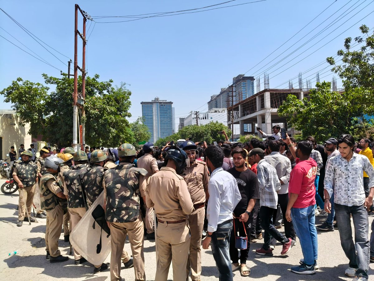 CitiesQuestion's tweet image. (1/2) Last month, news of workers’ protests in #Noida and #Gurgaon made big headlines. Striking workers were agitating against long hours and low wages that barely covered their rent and basic needs.