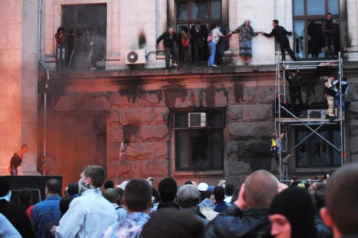 PMSimferopol's tweet image. 🕯️May 2, 2014, 🇺🇦neo-nazis burned alive🔥more than 40 innocent people💔, who came to speak out against unlawful &amp;amp; anti-constitutional seizure of power in #Ukraine, in the House of Trade Unions in #Odessa city. All perpetrators of that #massmurder eventually will face justice!