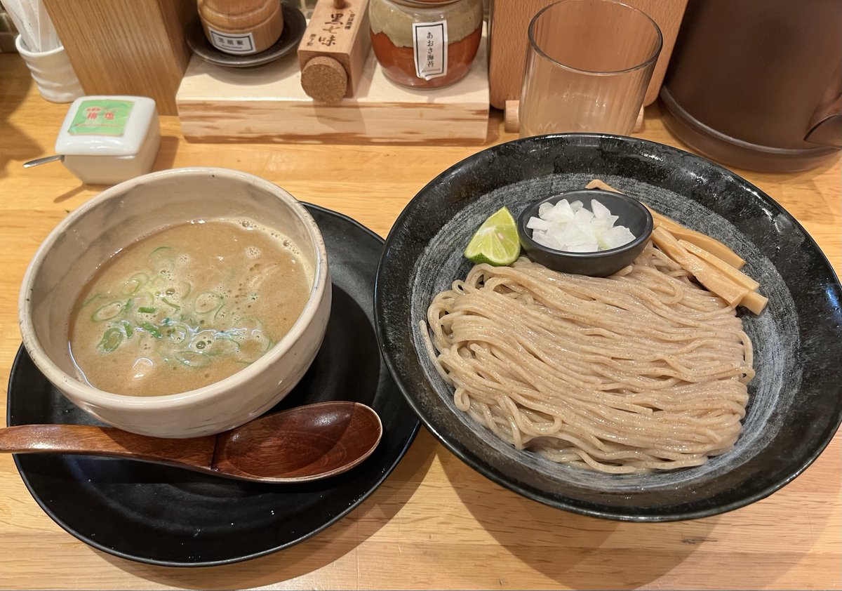 ganmi15266641's tweet photo. 京都の〆。実は昨日から地元の有名ラーメン店に何度かトライしたんですが、深夜も朝も大行列で断念したんですよね。
麺食べたい欲が高まる中途半端な時間になんとか見つけたつけ麺屋さん、全粒粉の麺がツルツルで、すだちと黒七味での味変も美味しく楽しめました。
#でん同士美食部
#麺匠_たか松_本店 https://t.co/GQIHHEBHGK