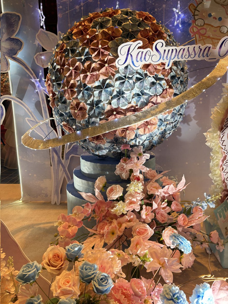 Kao_OrbitCN's tweet photo. Thank you to all the "Ice Creams" for your companionship and dedication — P'Kao's birthday support project has been successfully completed ✨

On-site, we captured every moment of romance dedicated just to her —
🍦 Ice Cream Flower Bouquet: 9 never-fading bouquets, filled with the warmth of the fans' names;
🎂 Cake Money Box: 31 heartfelt wishes tucked into a ceremonial box, waiting for her to open it herself;
🐶 Puppy Money Wall: Five soft little pups nestling beside Kao, appearing in the photo with her.

And the drifting star trails and planets reflect our unwavering devotion:
"Orbit is a planetary track — long and steady, always revolving around her."

The fan photos are now compiled. May these images speak the words for us:
"You are our star, the only one we cross oceans to reach."

📌 Fan photos are below ⬇️

@Kaosupassara9

KAO HAPPIEST BIRTHDAY 2026
#GrowingWithKao31st
#supassra_sp
#เก้าสุภัสสรา