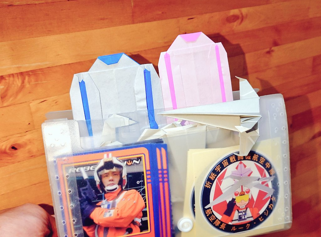 Luke2675's tweet photo. #SWAG 用折り紙に
#Uwing #Bwing を少数ですが折った!
勿論 #Xwing #R2D2 #R2KT #Grogu
も準備ヨシだぜ!
#starwars https://t.co/S6zxY2XXQS