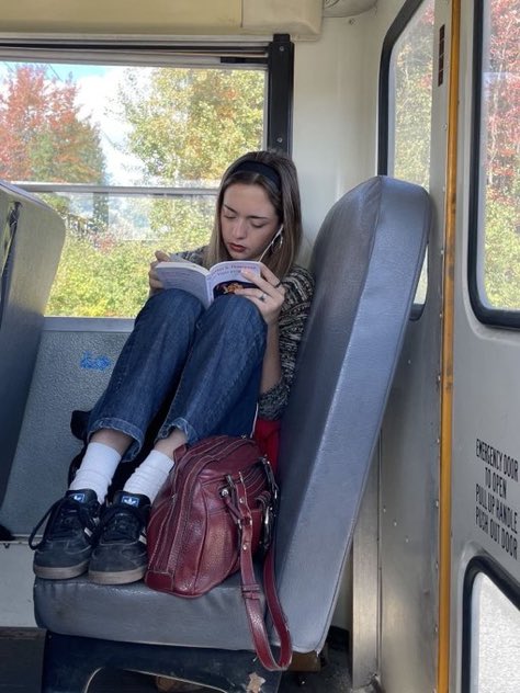 lilyychloe's tweet photo. bringing a book everywhere is rare aesthetics https://t.co/jCQfL2RLnG
