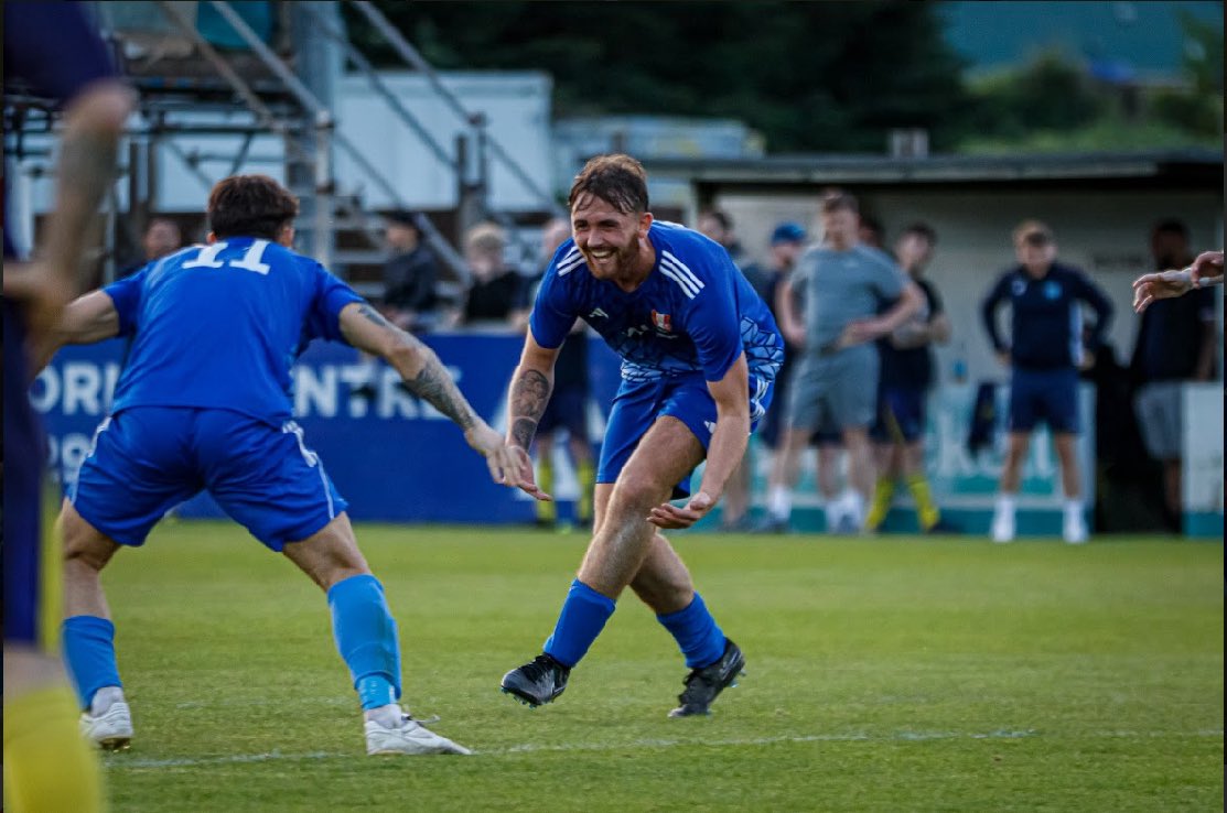MetrogasSundays's tweet photo. Happy 25th birthday to our engine in midfield, the one and only Joeboy-Linton AKA Mr Joe Stowell. Have a great day mate! 🥳🥳🥳

#bushbushgas 💙🤍⛽️🤍💙 https://t.co/9p1uMq6NIF